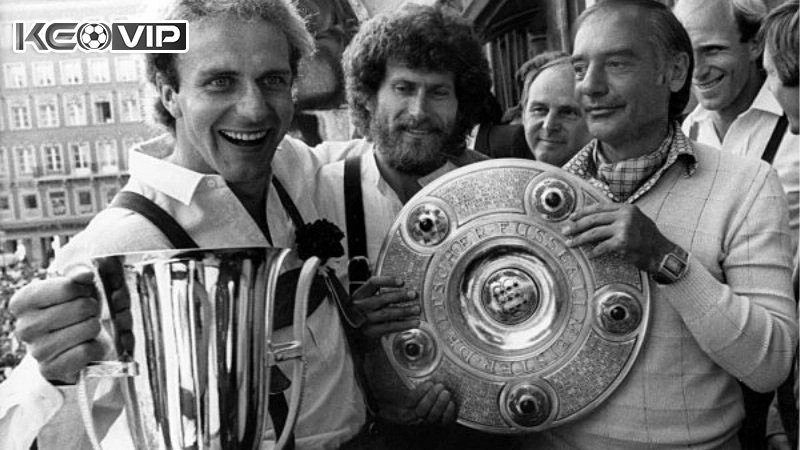 Huấn luyện viên Udo Lattek nhận 8 chức vô địch tại Bundesliga